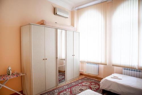 巴库MINI- VENICE Apartment 2 Bedrooms的卧室配有白色橱柜、床和窗户