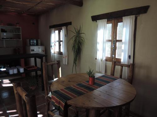 蒂尔卡拉Karallantay的客房设有木桌、椅子和窗户。
