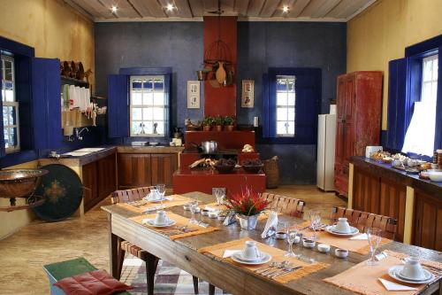 圣安娜-杜斯蒙蒂斯圣玛丽亚农家乐的餐厅内带长桌的用餐室