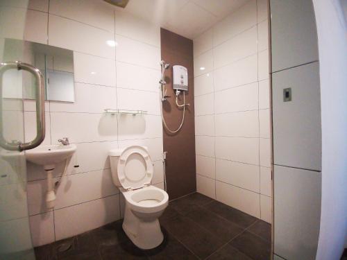 双溪大年Amanjaya Hotel的一间带卫生间的浴室和墙上的一部电话