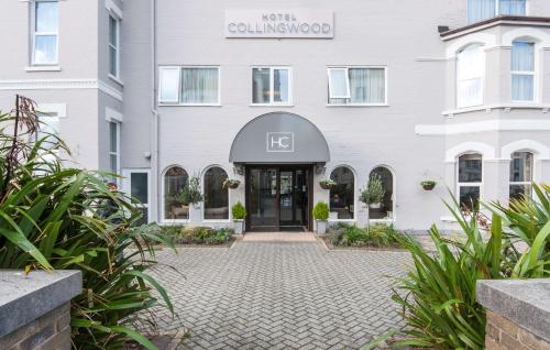 伯恩茅斯Hotel Collingwood BW Signature Collection的白色建筑入口的 ⁇ 染