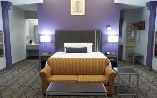 SureStay Plus Hotel by Best Western Warner Robins AFB客房内的一张或多张床位