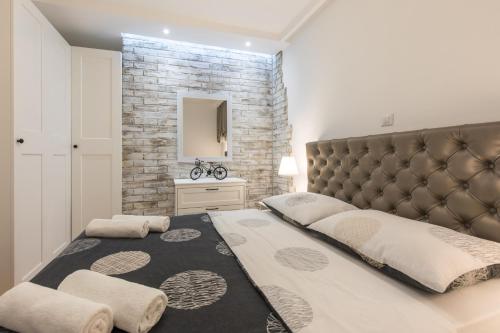 里耶卡Pipo的一间卧室设有一张大床和砖墙