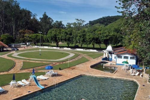 圣塞巴斯蒂昂-杜帕拉伊苏Hotel Termópolis的享有游泳池和公园的景色
