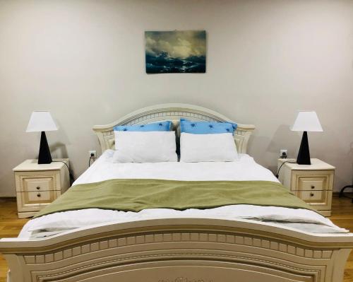拉戈代希Winehouse的一间卧室配有一张带2个床头柜的大床