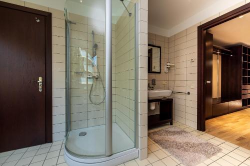 帕兰加Apartamentai Tylios pušys的带淋浴和盥洗盆的浴室