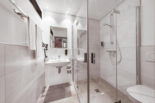 慕尼黑Maison Schiller by DesignCity Hotels的带淋浴和盥洗盆的白色浴室