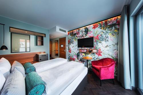 慕尼黑Maison Schiller by DesignCity Hotels的一间酒店客房,配有一张床和一台电视