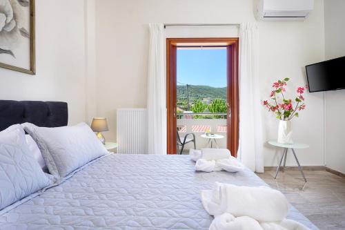 AyiáAnthos Village的卧室配有一张大白色床和窗户