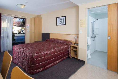 阿罕布拉奥克斯汽车旅馆客房内的一张或多张床位