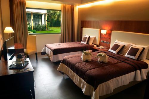 第波罗阿丽亚娜酒店的酒店客房设有两张床和窗户。