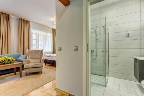 瓦乌布日赫克雄日酒店的一间带淋浴的浴室和一把椅子