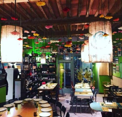 博尔格阿布贾诺Affittacamere Come a Casa的一间带桌椅和绿色墙壁的餐厅