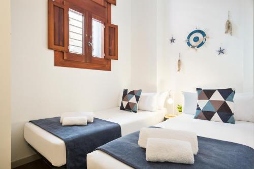 巴塞罗那巴塞罗那海滩乌玛套房公寓的客房设有两张床和窗户。