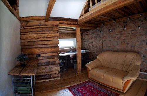 文茨皮尔斯Ventspils Garden house的带沙发和书桌的客厅
