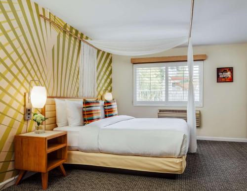 森尼维耳市Wild Palms, a JdV by Hyatt Hotel的一间卧室设有一张大床和一个窗户。