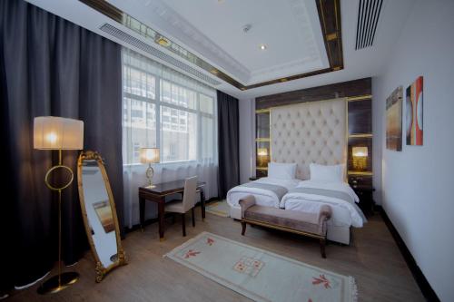 巴库蓝宝石大酒店的一间卧室配有两张床和镜子