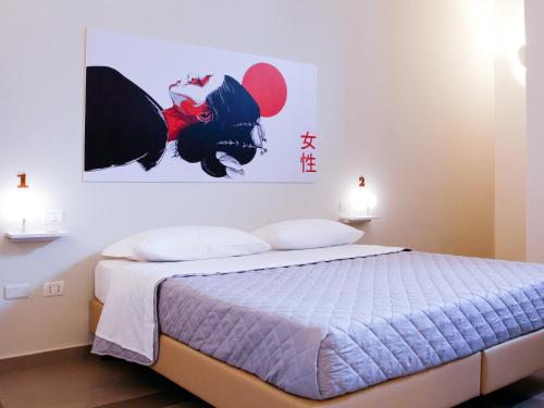莱切Lobby Collective Hostel - Lecce的一间卧室配有一张壁画床
