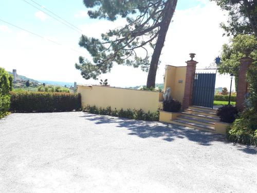 塞拉瓦莱皮斯托耶塞Agriturismo Villa Bracali的车道,在有门的房子前