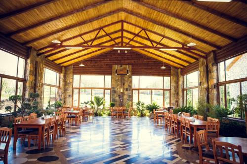 GyulagarakGrig House Eco Resort的用餐室设有桌椅和窗户。