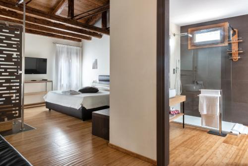 威尼斯卡斯恩德诺布里住宿加早餐旅馆的一间卧室设有一张床和一间浴室。