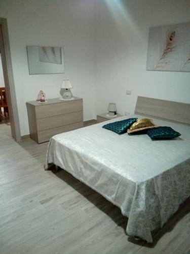 莱韦拉诺Nonno Paolo的一间卧室配有一张带两个枕头的床