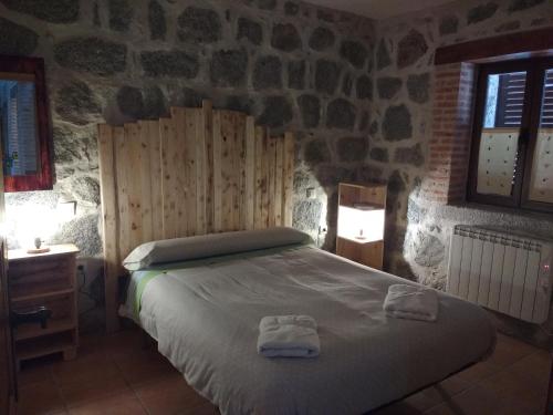 阿维拉Casa Luz的一间卧室配有一张床,上面有两条毛巾