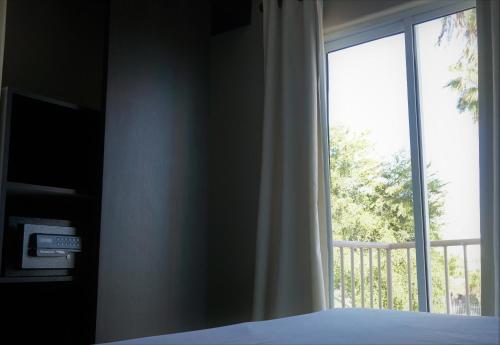 圣胡安维德客栈别墅的一间卧室设有一张床和一个大窗户