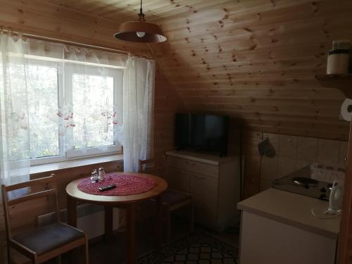 KukkaKukka Holiday House的小房间设有桌子和窗户