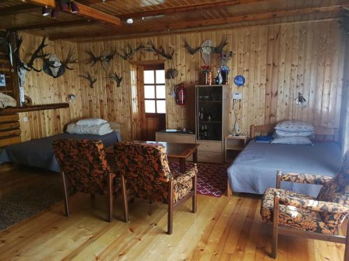 KukkaKukka Holiday House的卧室配有一张床和一张桌子及椅子