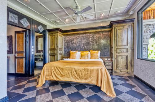 雅科卡利塔斯别墅酒店的一间卧室配有一张带黄色枕头的大床