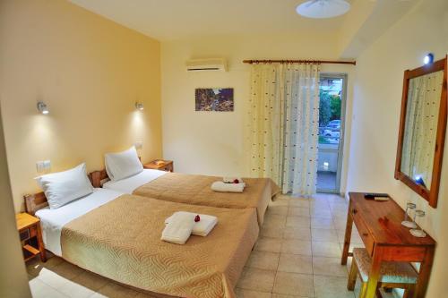 干尼亚法拉斯阿姆酒店 的酒店客房,配有两张带毛巾的床