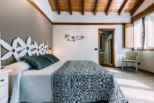 萨尔维塞Casa Rural Monte Perdido的一间卧室配有一张带黑白色棉被的床