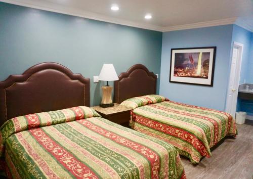 Redondo Beach Motel - LAX客房内的一张或多张床位