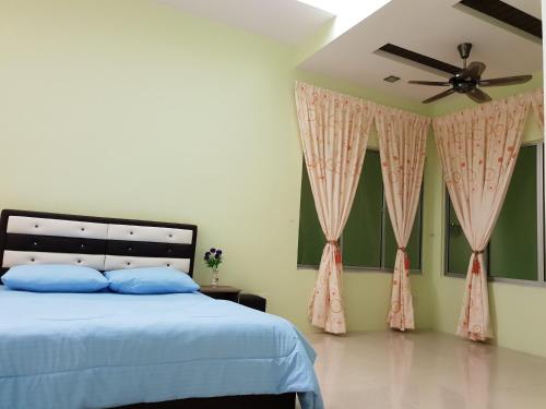 双溪大年Islamic Homestay Sungai Petani的一间卧室配有一张床和吊扇