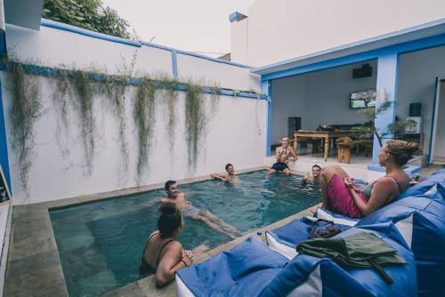 吉利特拉旺安Atlas Gili的一群人坐在游泳池里