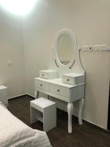 塔伊夫شاليه الماسة的白色梳妆台、镜子和床