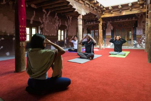 NimuNimmu House Ladakh的一群坐在房间做瑜伽的人