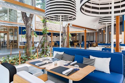 SALA Samui Chaweng Beach Resort餐厅或其他用餐的地方