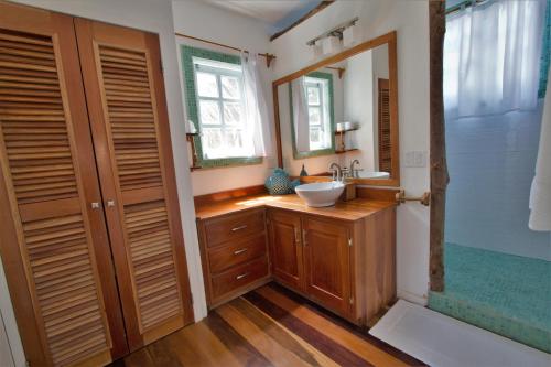 库尔克岛Sea Dreams Hotel的一间带水槽和镜子的浴室