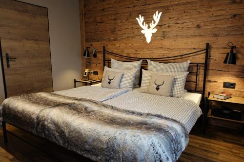 博登迈斯Montara Suites Bodenmais的一间卧室配有一张木墙床
