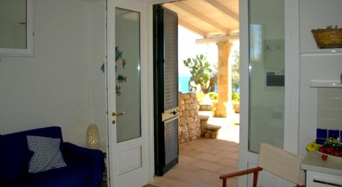 玛丽娜塞拉Il Sentiero del Nemico的客厅设有通往庭院的门。