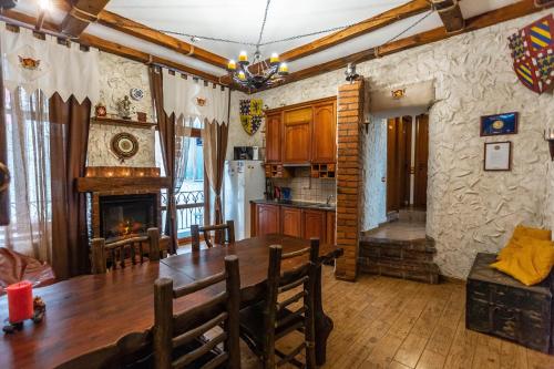 利沃夫郭斯特 - 中世纪旅馆的一间带桌子和壁炉的用餐室
