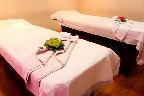 兰奇拉克萨罗瓦尔普奥特克拉恩斯酒店的两张床位于带鲜花的房间