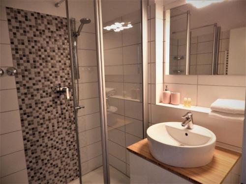 利普施塔特豪斯海提滋格旅馆的一间带水槽和淋浴的浴室