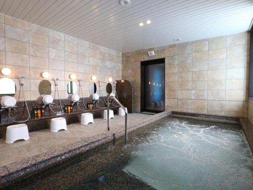 大阪东大阪国际派精选酒店的浴室设有水槽和镜子