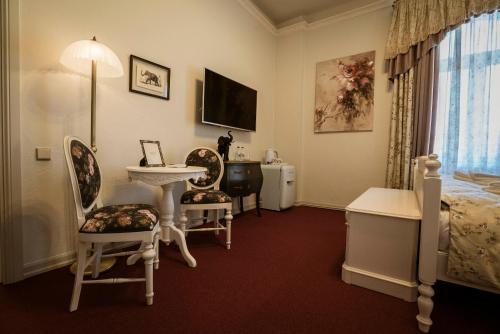 利耶帕亚Roze Villa的客房设有床、水槽和椅子。