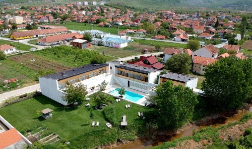 普里什蒂纳格拉查尼察酒店的享有带游泳池的房屋的空中景致