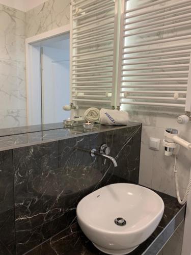 科沃布热格Apartament Sloneczny的浴室配有白色卫生间和盥洗盆。