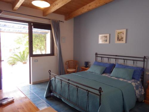 马蒂纳塔B&B Masseria Liberatore的一间卧室设有一张床和一个大窗户